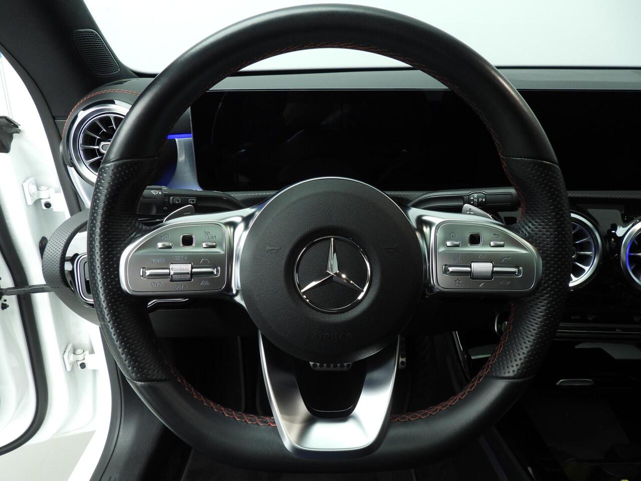 Mercedes-Benz CLA-KLASSE Shooting Brake 200 Business Solution AMG | Pano | 19" | Camera | Panamericana-grille