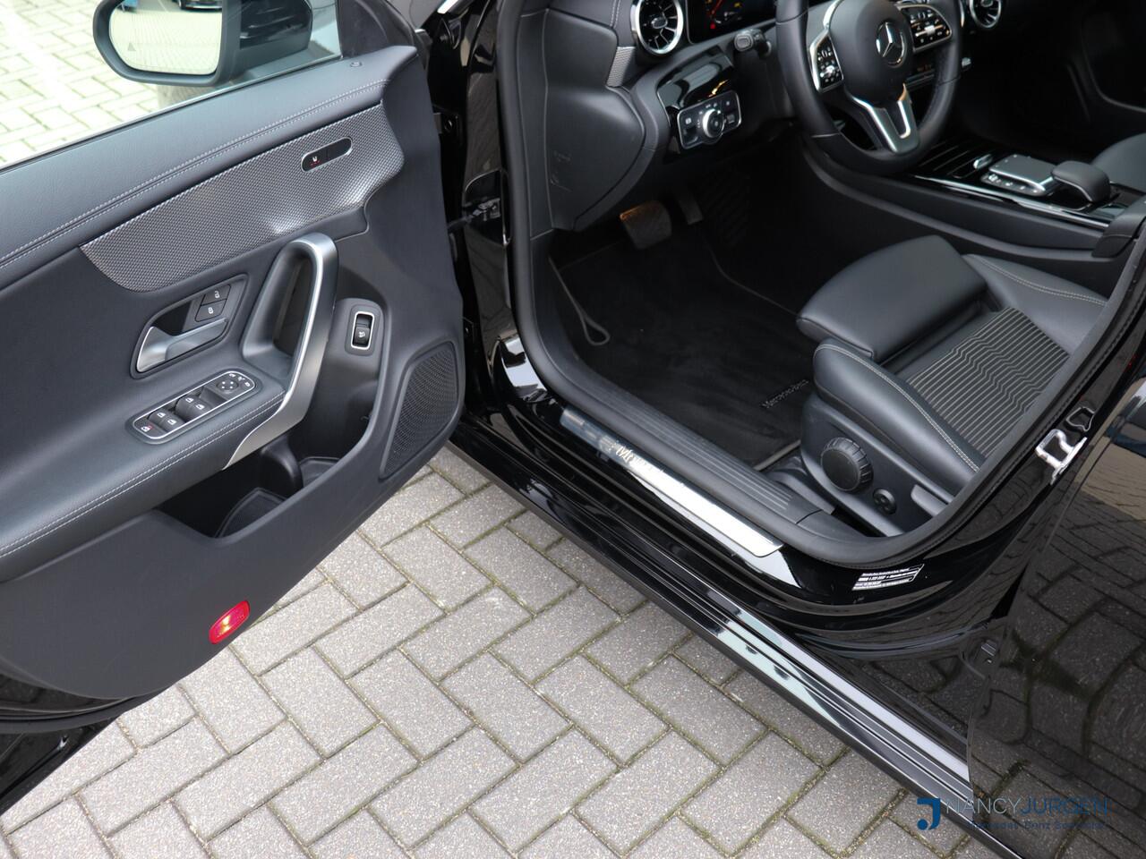 Mercedes-Benz CLA-KLASSE Shooting Brake 200 Business | 7G Aut | Apple Car Play | Achteruit Rij Camera | Panoramadak | Parkeer Assistent | Trekhaak |