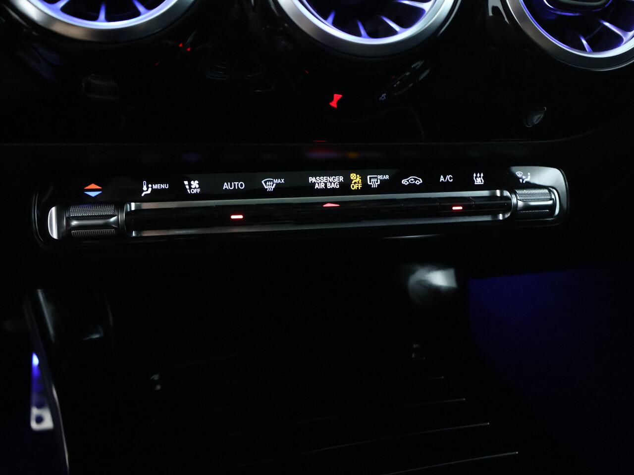 Mercedes-Benz CLA-KLASSE 250 e AMG Plug-In Hybride | AMG Line | Night Pakket | Panorama Schuif-Kanteldak | Sfeerverlichting | Inclusief 24 maanden MB Certified garantie voor Europa.