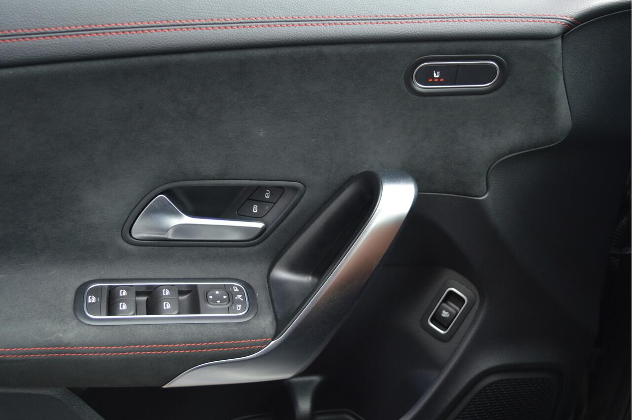 Mercedes-Benz CLA-KLASSE 200 AMG Line | PANO | SFEERVERLICHTING | CAMERA | KEYLESS |