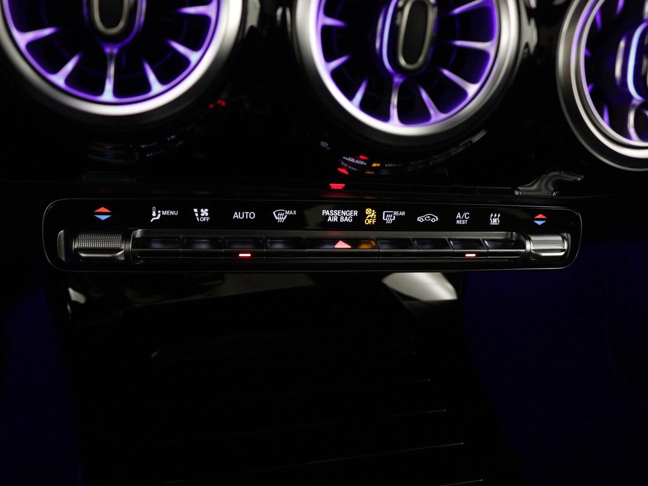 Mercedes-Benz CLA-KLASSE 250 e Star Edition | Nightpakket | Panoramaschuifdak | USB pakket plus | Parkeerpakket met achteruitrijcamera | Dodehoekassistent | KEYLESS GO-comfortpakket | Sfeerverlichting | Draadloos oplaadsysteem voor smartphone |