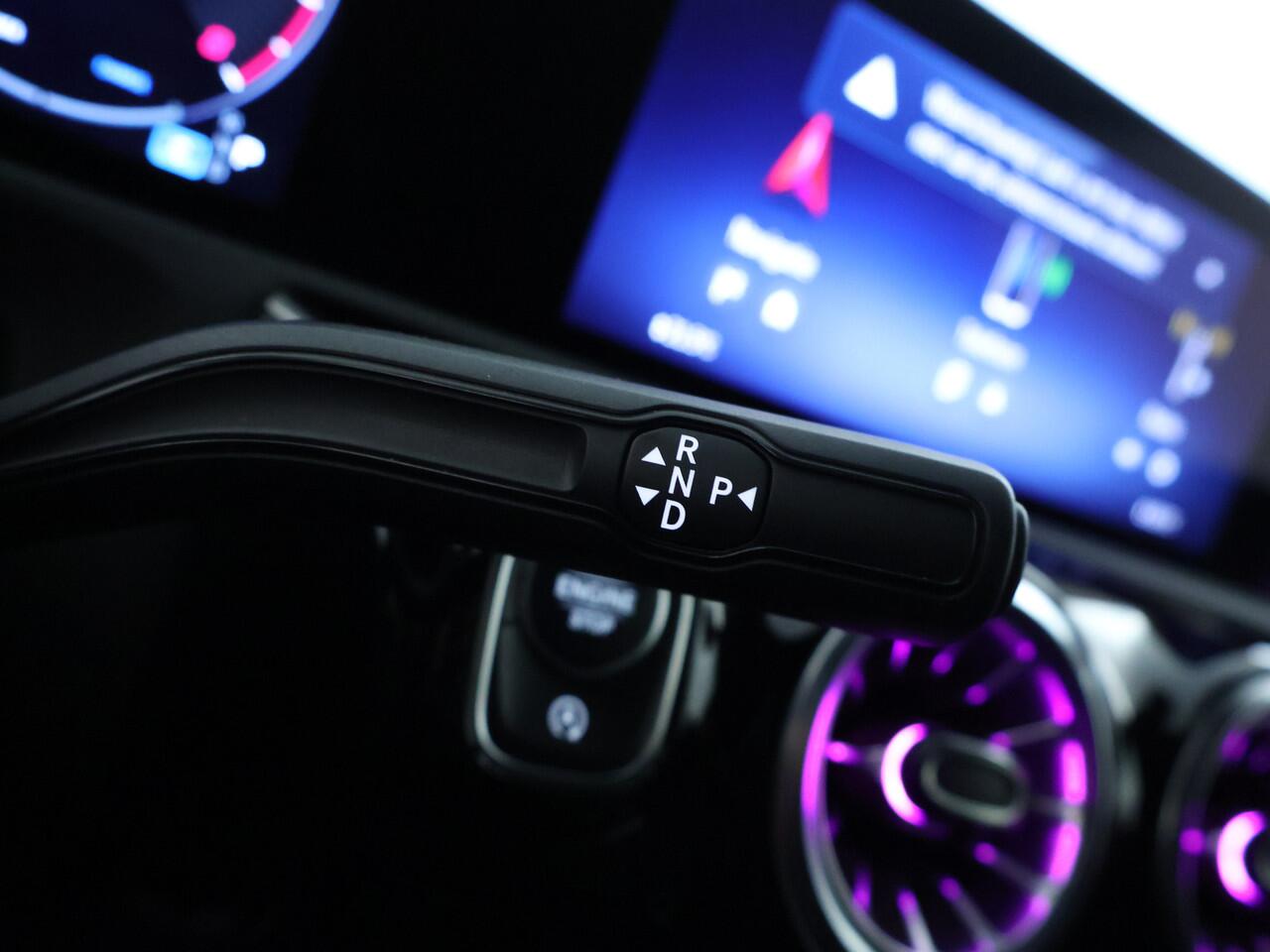 Mercedes-Benz CLA-KLASSE Shooting Brake 180 AMG Nightpakket | Trekhaak | Keyless Go | Sfeerverlichting | Stoelverwarming | Parkeerpakket met Camera | Inclusief 24 maanden Mercedes-Benz Certified garantie voor Europa.