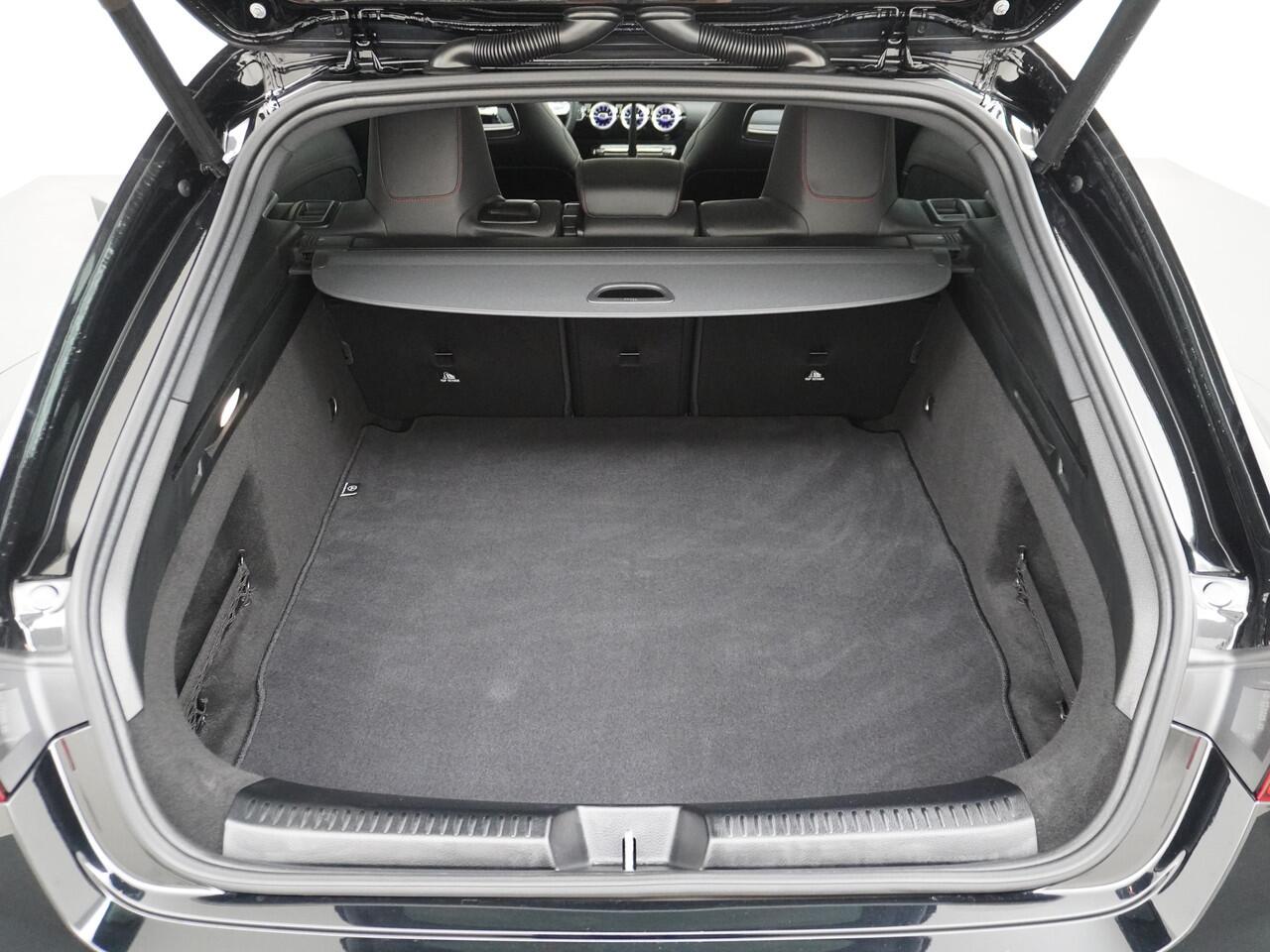 Mercedes-Benz CLA-KLASSE Shooting Brake 200 AMG // Panoramadak // Sfeerverlichting // Privacy Glas // 19" Velgen // Carplay // Augmented Reality