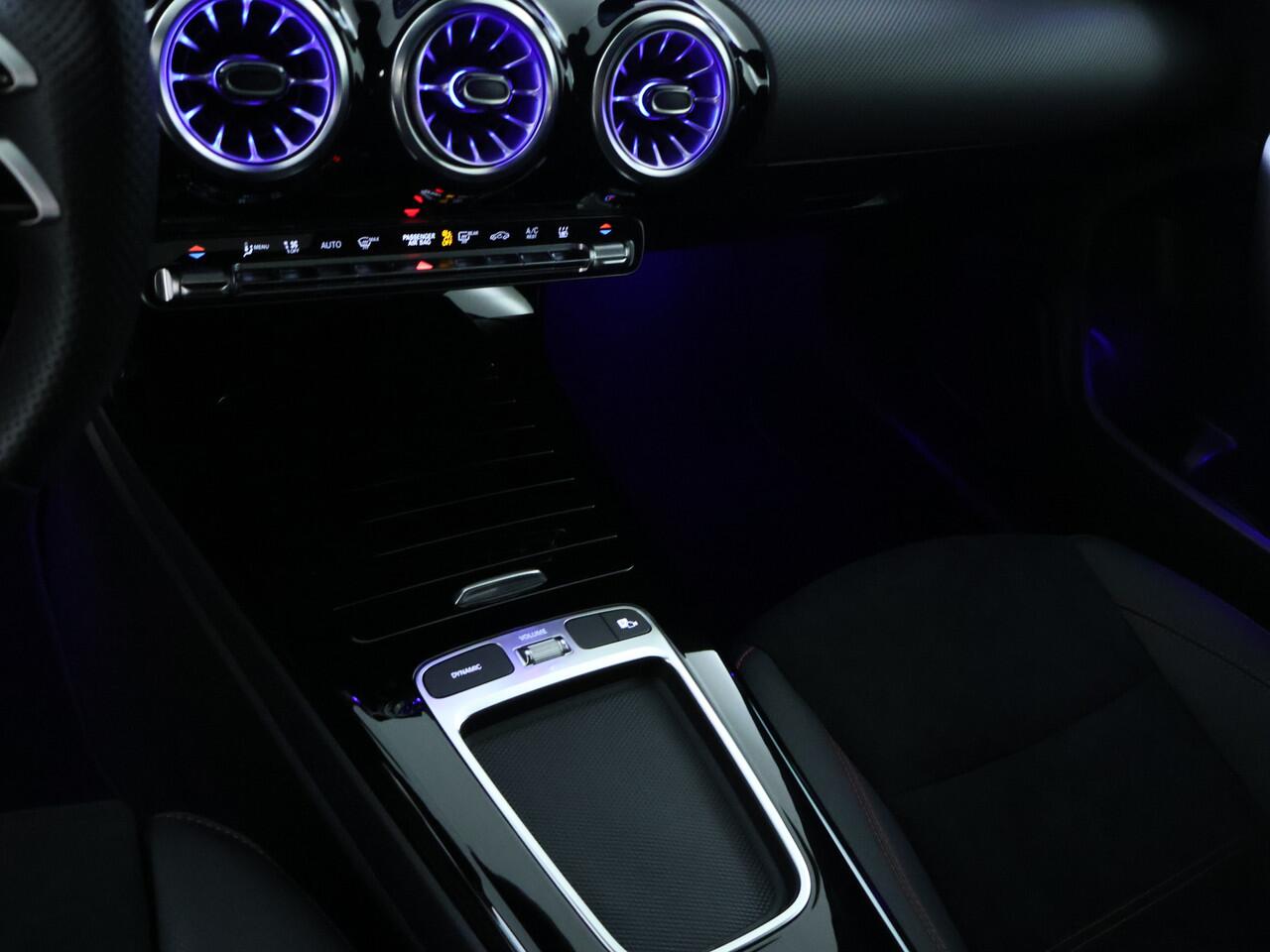 Mercedes-Benz CLA-KLASSE 250 e Star Edition AMG Line | Keyless GO | Sfeerverlichting | Dode Hoek Ass | Stoelverwarming | Parkeerpakket met Camera | Car Play | Inclusief 24 maanden Mercedes-Benz Certified garantie voor Europa.