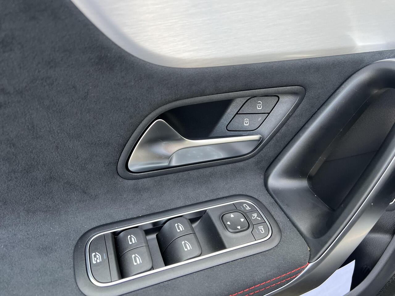 Mercedes-Benz CLA-KLASSE Shooting Brake 180 AMG | Panoramadak | | Premium Pakket | Night Pakket | Panoramadak | Trekhaak | MULTIBEAM LED Koplampen | Apple CarPlay | Android Auto | Advanced Sound System