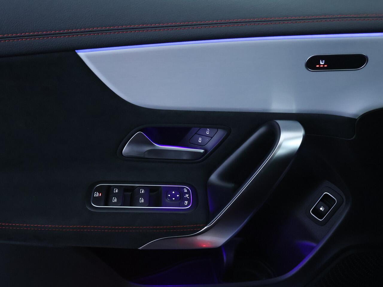 Mercedes-Benz CLA-KLASSE Shooting Brake 250 e Business Solution AMG Nightpakket | Panoramadak | Sfeerverlichting | Keyless Go | Parkeerpakket met Camera | LED | Inclusief 24 maanden Mercedes-Benz Certified garantie voor Europa.