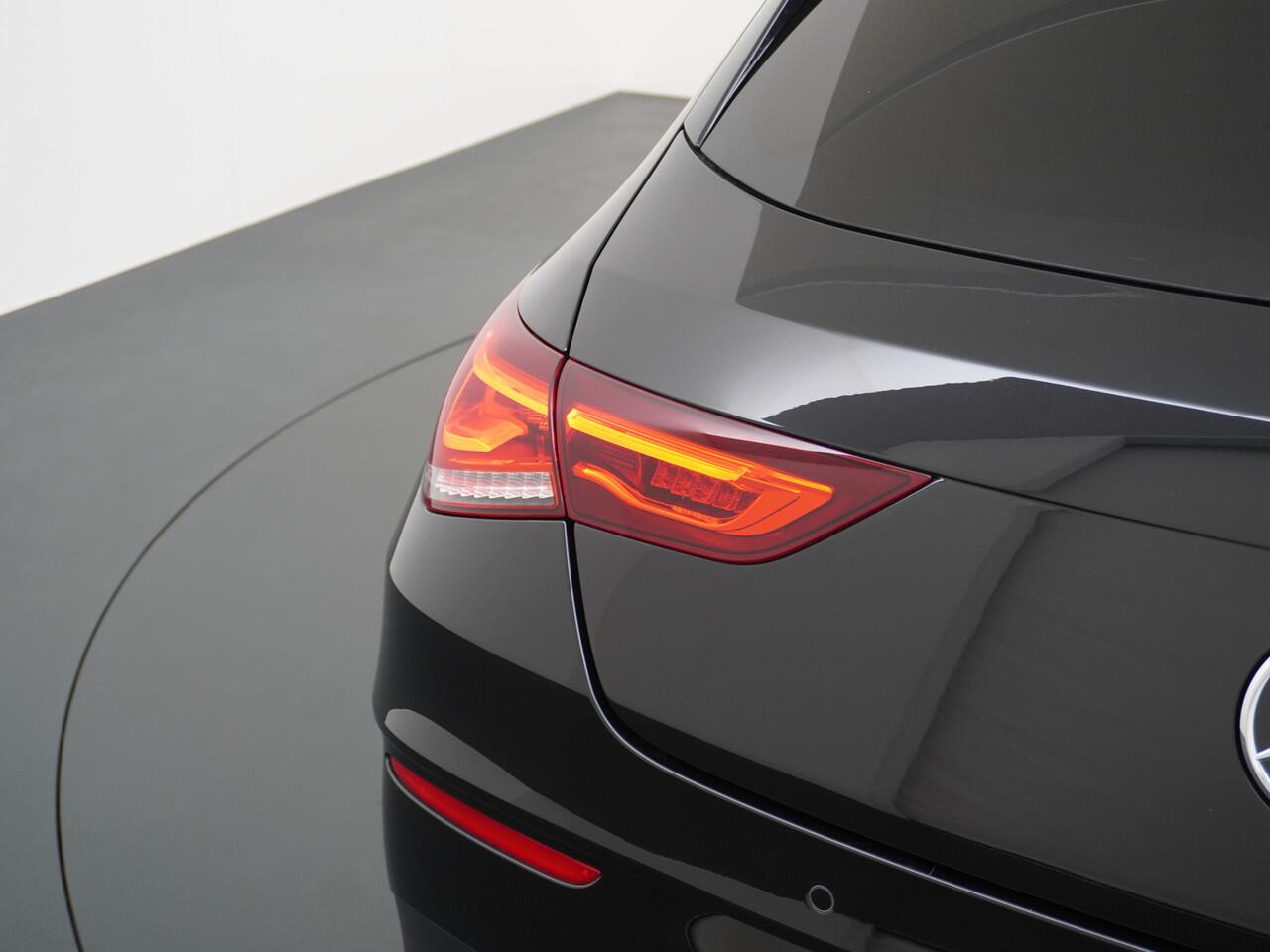 Mercedes-Benz CLA-KLASSE Shooting Brake 200 AMG // Panoramadak // Sfeerverlichting // Privacy Glas // 19" Velgen // Carplay // Augmented Reality