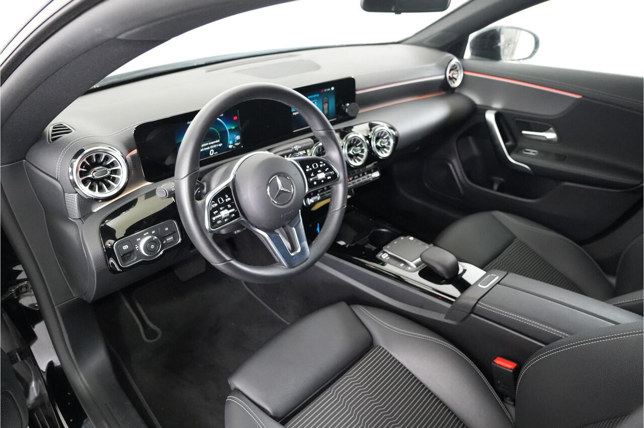 Mercedes-Benz CLA-KLASSE Shooting Brake 250 e Night 218 pk PHEV | Trekhaak | Camera | Sfeerverlichting | Apple/Android |