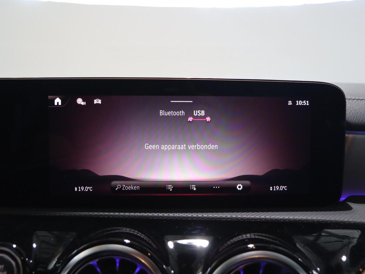 Mercedes-Benz CLA-KLASSE 180 Business Solution AMG | Panoramaschuifdak | AMG Line Plus | Head-up display | Nightpakket | 360° camera | Dodehoekassistent |