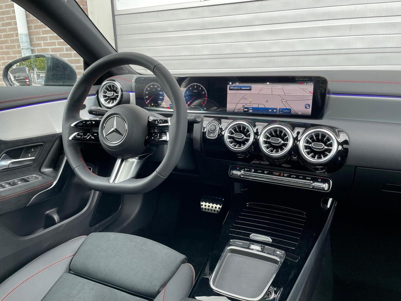 Mercedes-Benz CLA-KLASSE 180 AMG Line | Premium Pakket | Night Pakket | Panoramadak | MULTIBEAM LED koplampen | Dodehoekassistent | Advanced Sound System | Sfeerverlichting | Stoelverwarming |