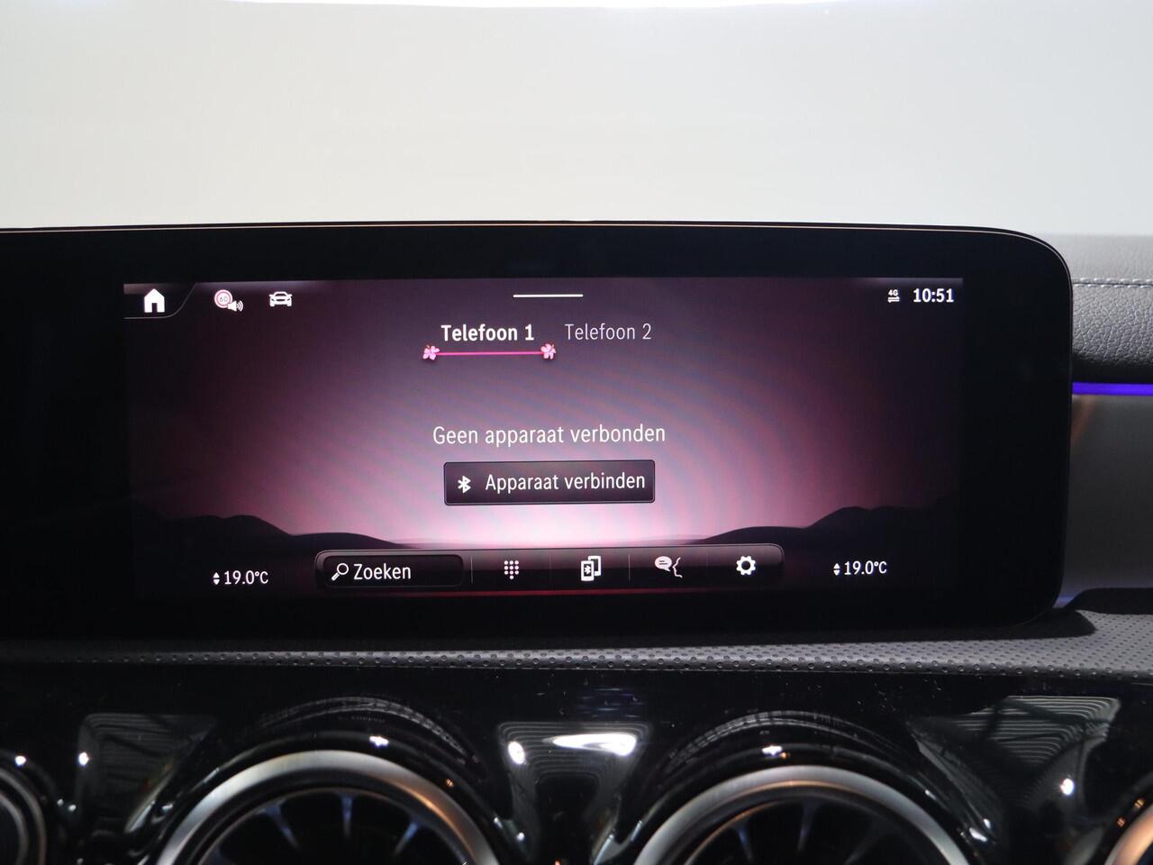 Mercedes-Benz CLA-KLASSE 180 Business Solution AMG | Panoramaschuifdak | AMG Line Plus | Head-up display | Nightpakket | 360° camera | Dodehoekassistent |