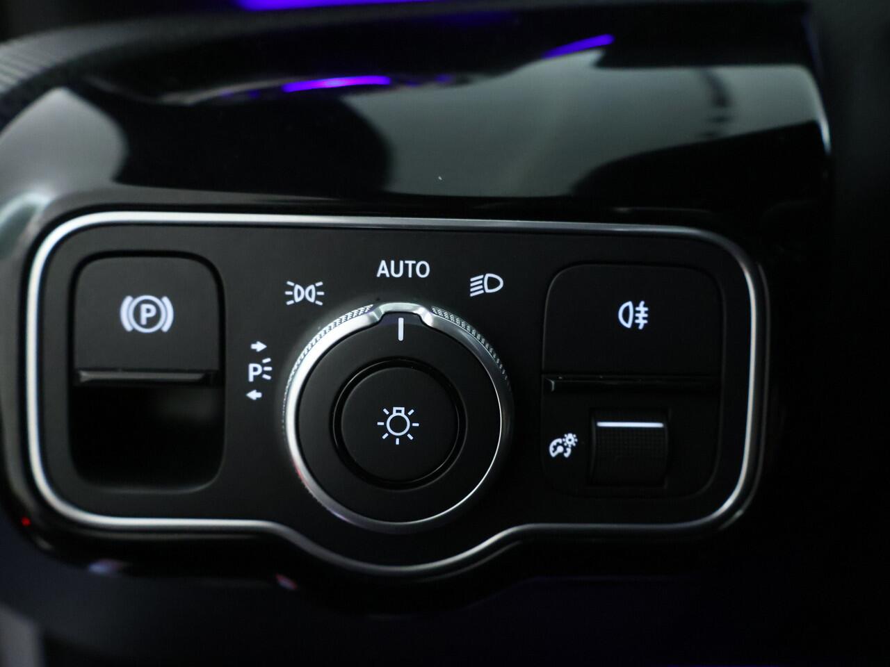 Mercedes-Benz CLA-KLASSE 180 AMG Nightpakket | Panoramadak | Dode Hoek Ass | Keyless Go | Sfeerverlichting | Alarm | Stoelverwarming | Inclusief 24 maanden Mercedes-Benz Certified garantie voor Europa.