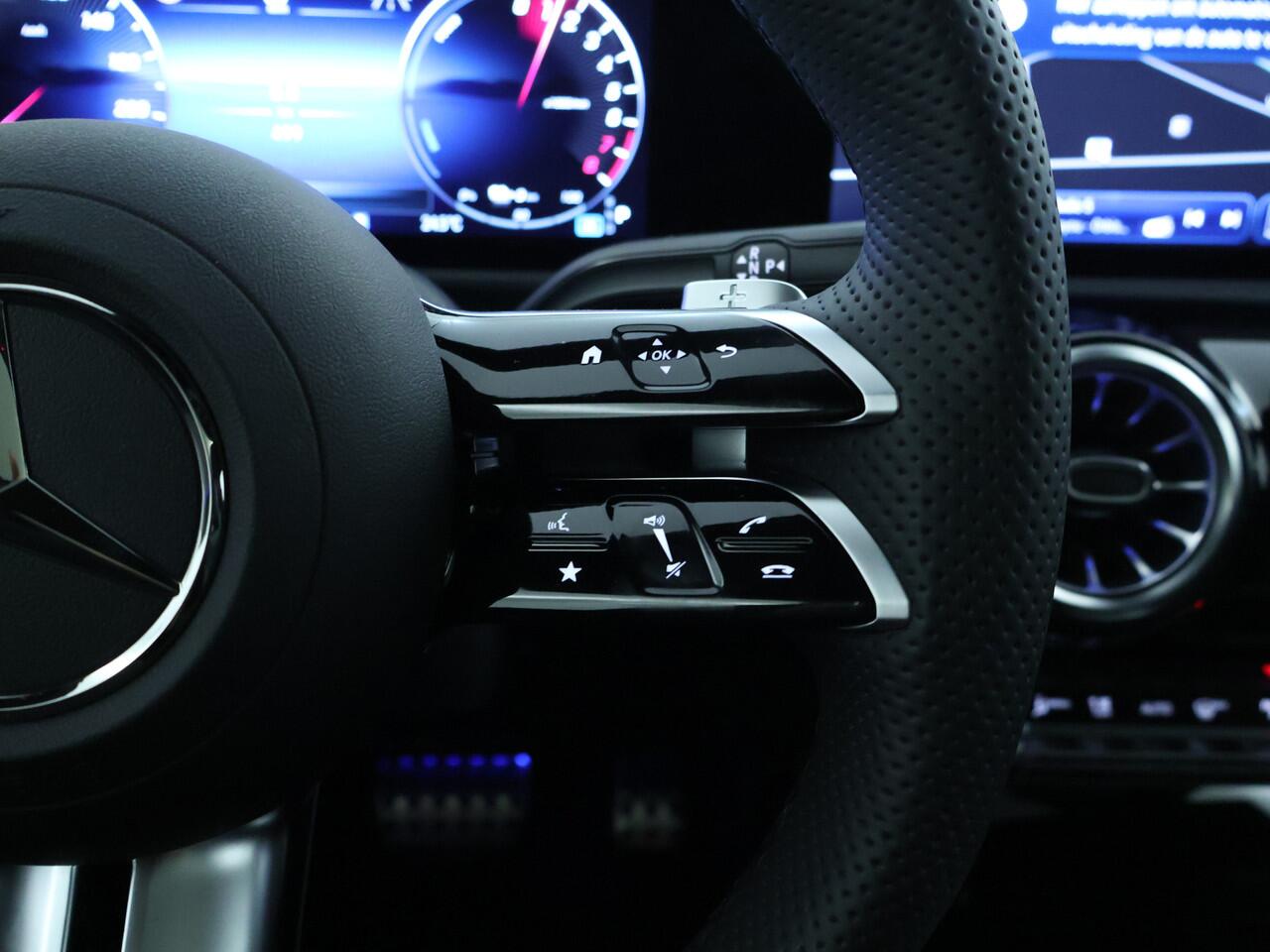 Mercedes-Benz CLA-KLASSE Shooting Brake 250 e Business Solution AMG | Trekhaak | AMG Line Plus pakket | Nightpakket | Parkeerpakket met 360°-camera | EASY PACK achterklep | Head-up display | Dodehoekassistent | Verwarmde stoelen vooraan |