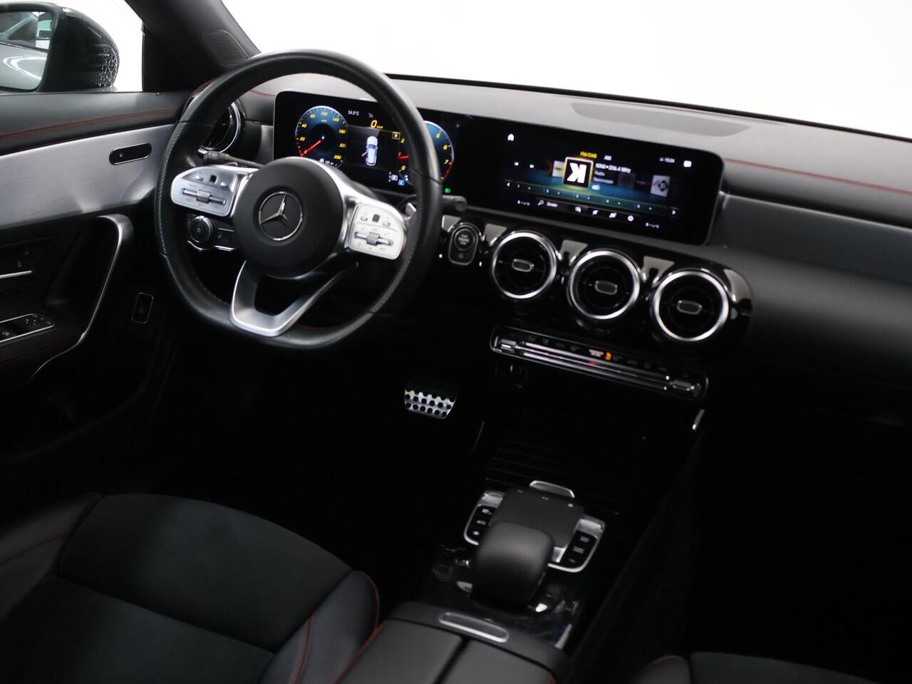 Mercedes-Benz CLA-KLASSE Shooting Brake 180 Advantage | AMG | Night | Panoramadak | Widescreen | Stoelverwarming |