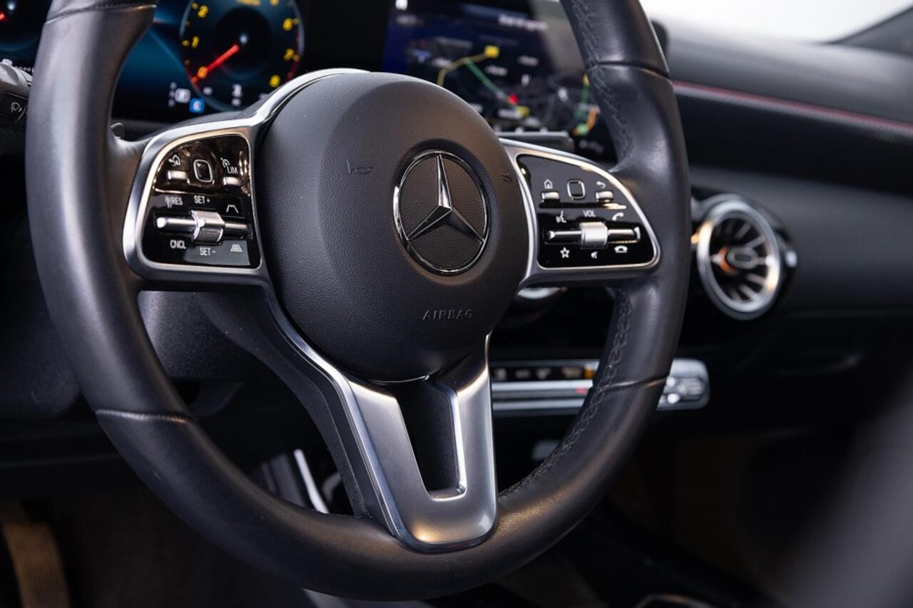 Mercedes-Benz CLA-KLASSE 180 Shooting Brake Luxury Line Automaat | PANORAMADAK | LEDER