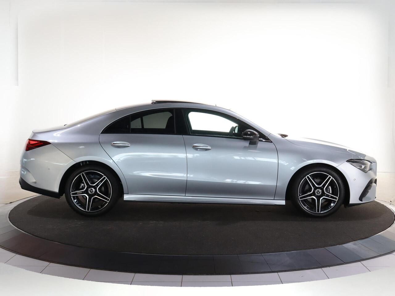 Mercedes-Benz CLA-KLASSE 180 AMG Line | Panoramaschuifdak | Night | Achteruitrijcamera | MBUX