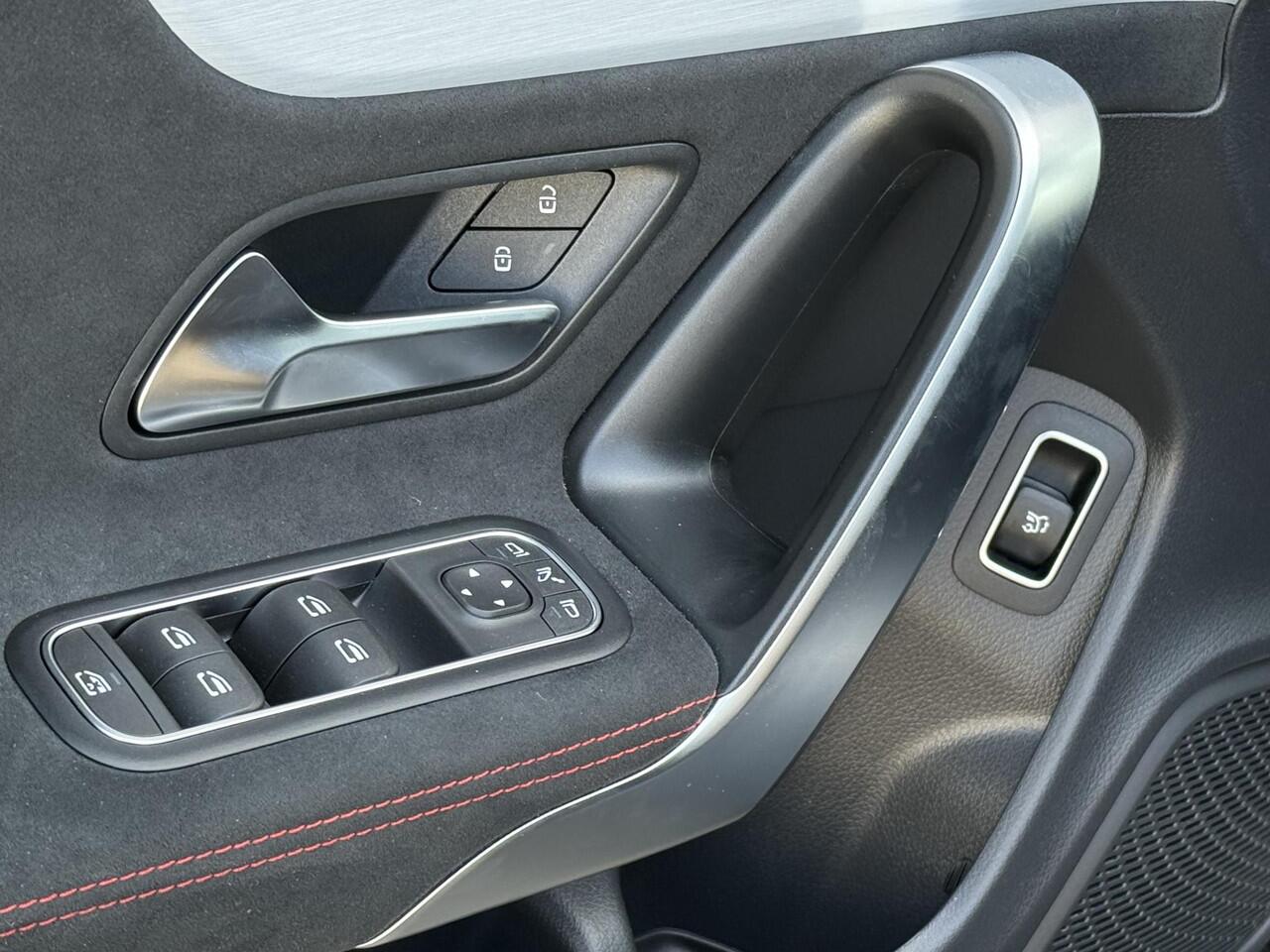 Mercedes-Benz CLA-KLASSE Shooting Brake 180 Star Edition LIMITED Panorama dak