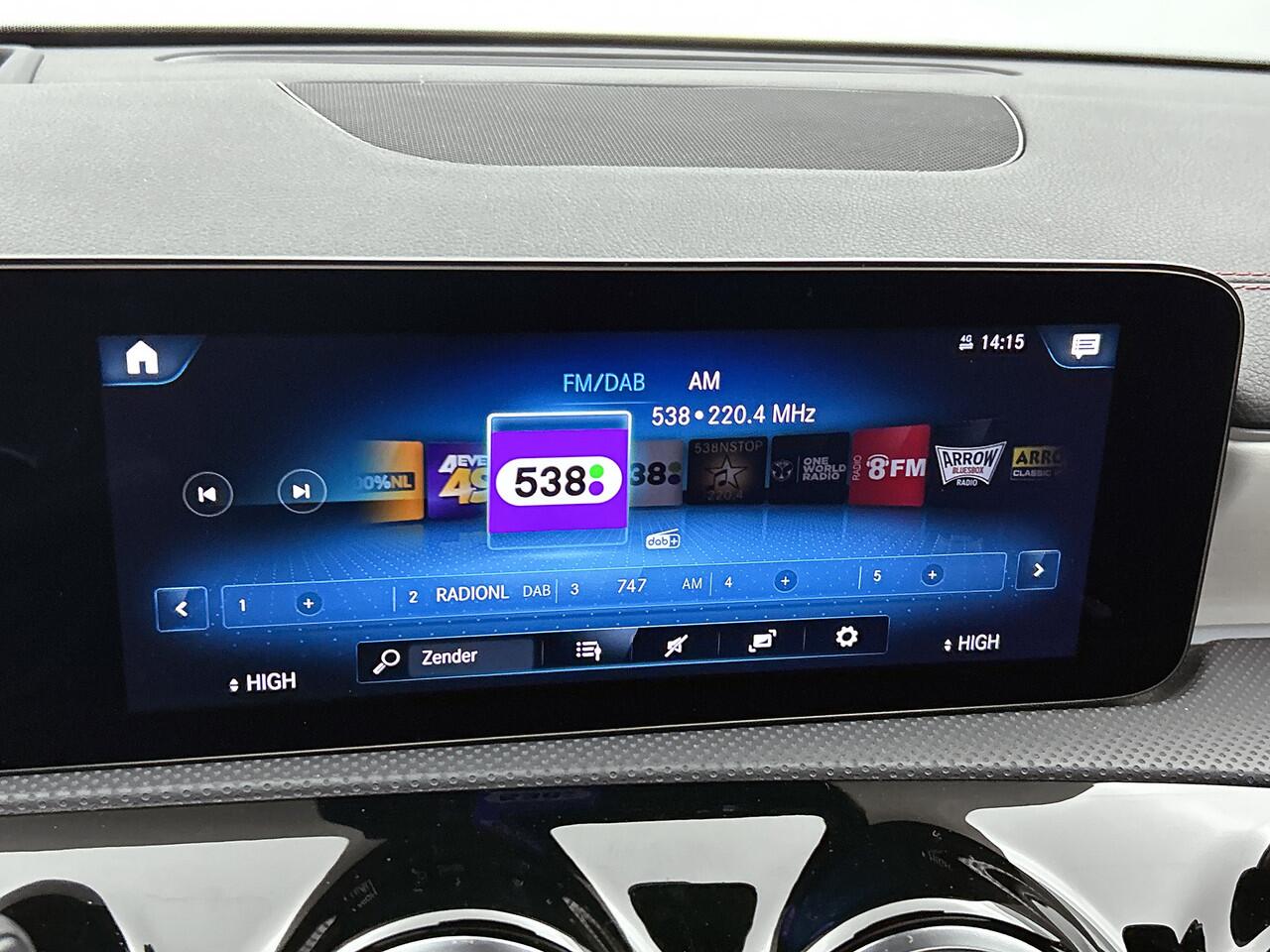 Mercedes-Benz CLA-KLASSE 180 AMG Line | Panoramadak | Sfeerverlichting | 19 Inch AMG velgen | Distronic | 360°-camera | Inclusief 24 maanden MB Certified garantie voor Europa.