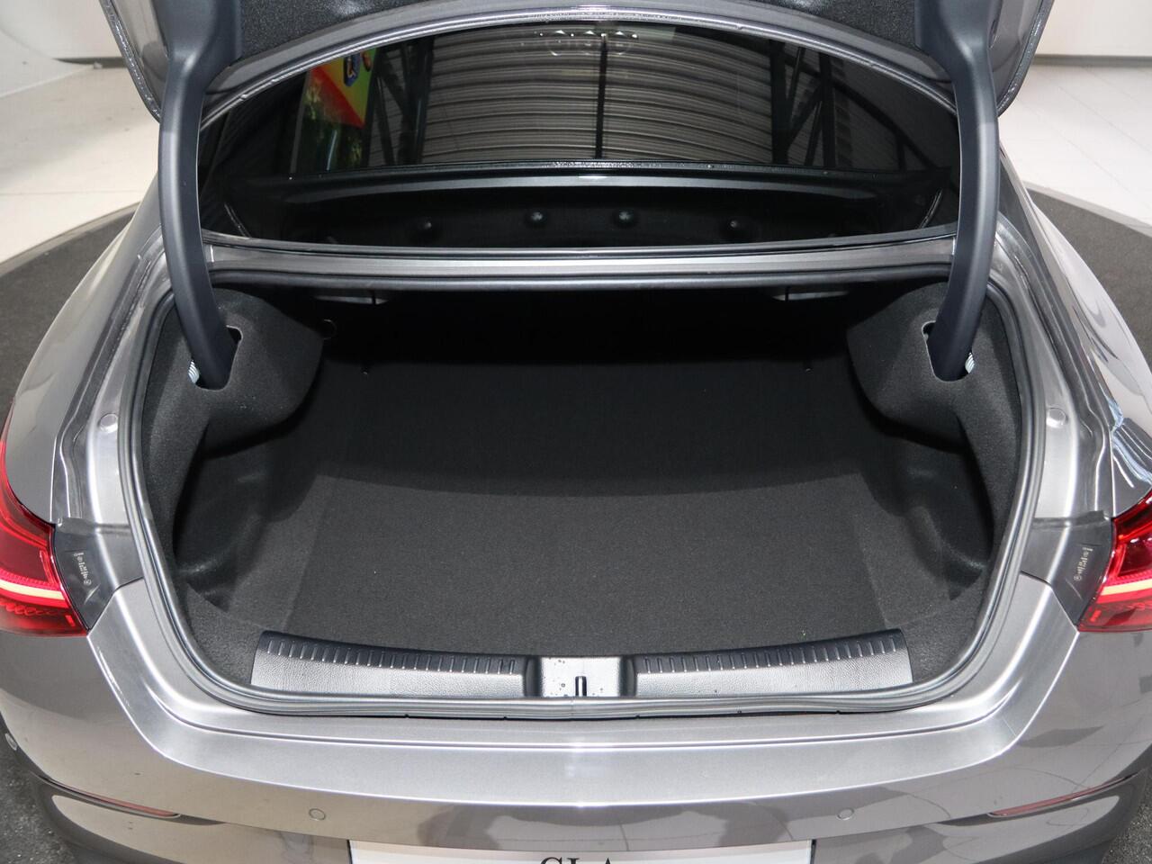 Mercedes-Benz CLA-KLASSE 180 Business Solution AMG | Panoramaschuifdak | AMG Line Plus | Head-up display | Nightpakket | 360° camera | Dodehoekassistent |