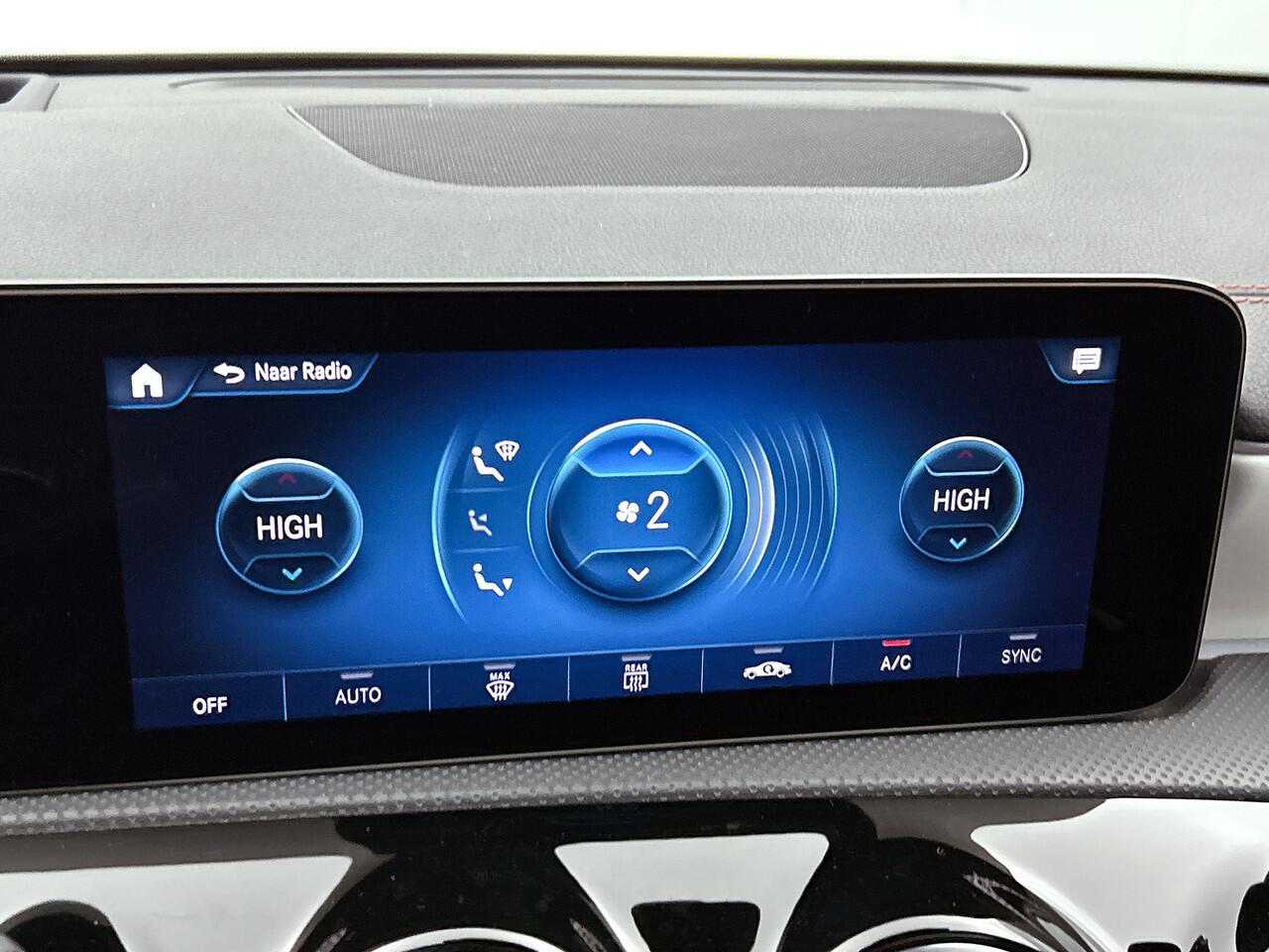 Mercedes-Benz CLA-KLASSE 180 AMG Line | Panoramadak | Sfeerverlichting | 19 Inch AMG velgen | Distronic | 360°-camera | Inclusief 24 maanden MB Certified garantie voor Europa.