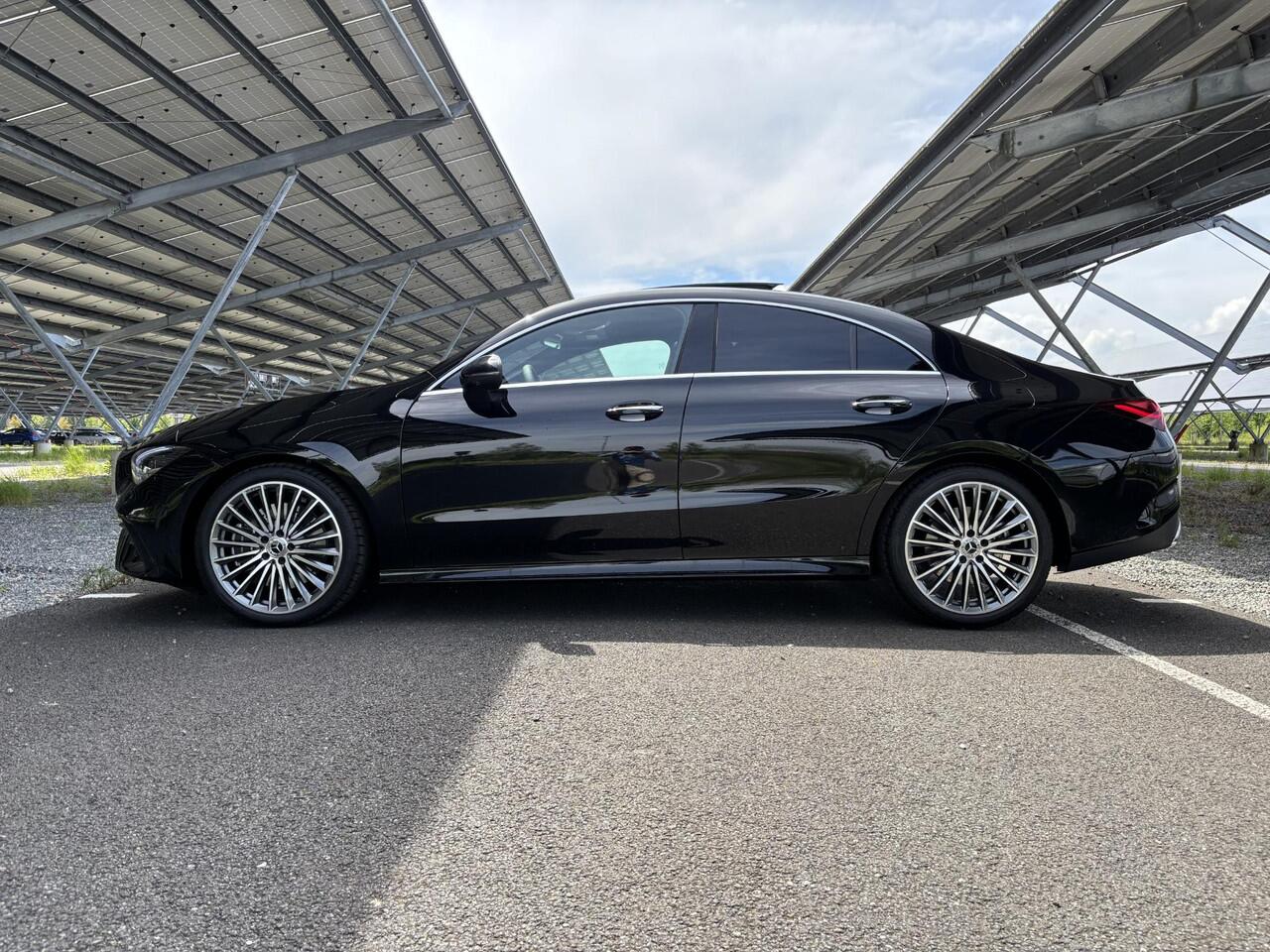 Mercedes-Benz CLA-KLASSE 180 Business Solution AMG | Panoramadak | Burmester | Rijassistentiepakket | Trekhaak | 360 camera | Sfeerverlichting | Stoel/stuurverwarming |