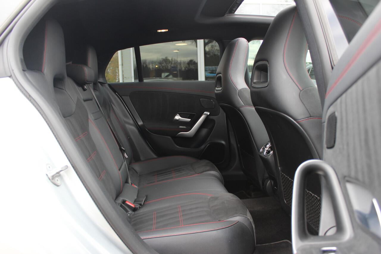 Mercedes-Benz CLA-KLASSE Shooting Brake 200 Business Solution AMG / Trekhaak / Panoramadak / Camera / Memory seats / Keyless / 18'' / Sfeerverlichting / Matrix LED / Navigatie / Stoelverwarming / Cruise Control