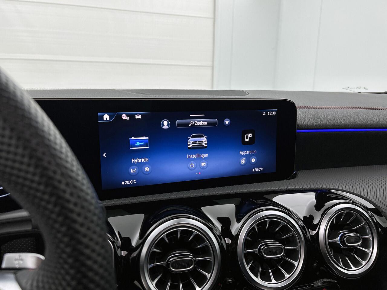 Mercedes-Benz CLA-KLASSE Shooting Brake 250 e AMG Plug-In Hybride Trekhaak | AMG Line | Panoramadak | Night Pakket | 19 Inch AMG Velgen | Stuur en Stoelverwarming. Inclusief 48 maanden MB Certified garantie voor Europa.