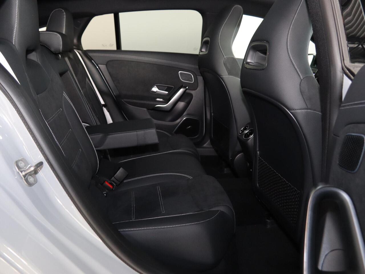 Mercedes-Benz CLA-KLASSE Shooting Brake 180 Business Solution AMG | AMG Line Plus | Nightpakket | Head-up display | 360° camera | Dodehoekassistent | 19 inch AMG Velgen |