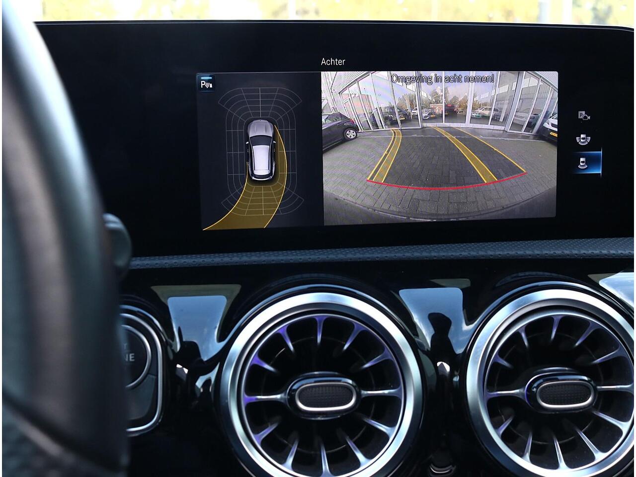 Mercedes-Benz CLA-KLASSE 180 Shooting Brake AMG Line | Panoramadak | Sfeerverlichting