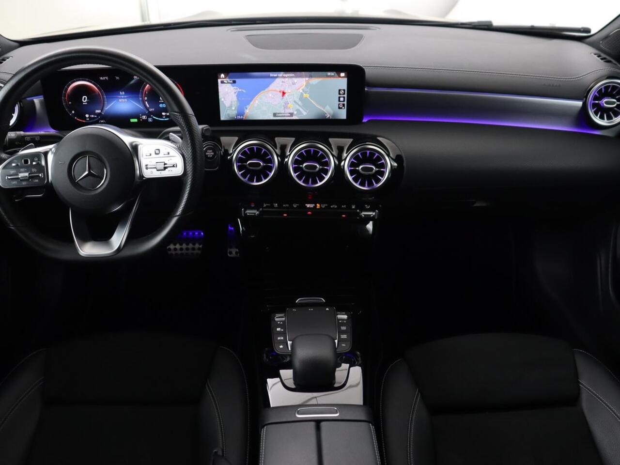 Mercedes-Benz CLA-KLASSE 250e AMG Night | Stoelverwarming | Carplay | Camera | Widescreen | Sfeerverlichting | Leder/Alcantara | Navigatie | Park Assist | Origineel Zwart | PHEV | Plug In