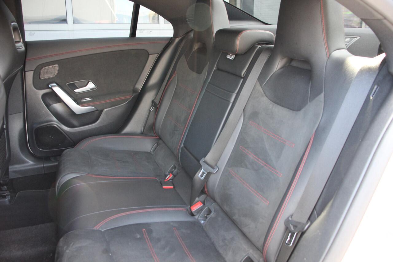 Mercedes-Benz CLA-KLASSE 180 AMG | Night pakket | Pano | Sfeerverlichting | Camera