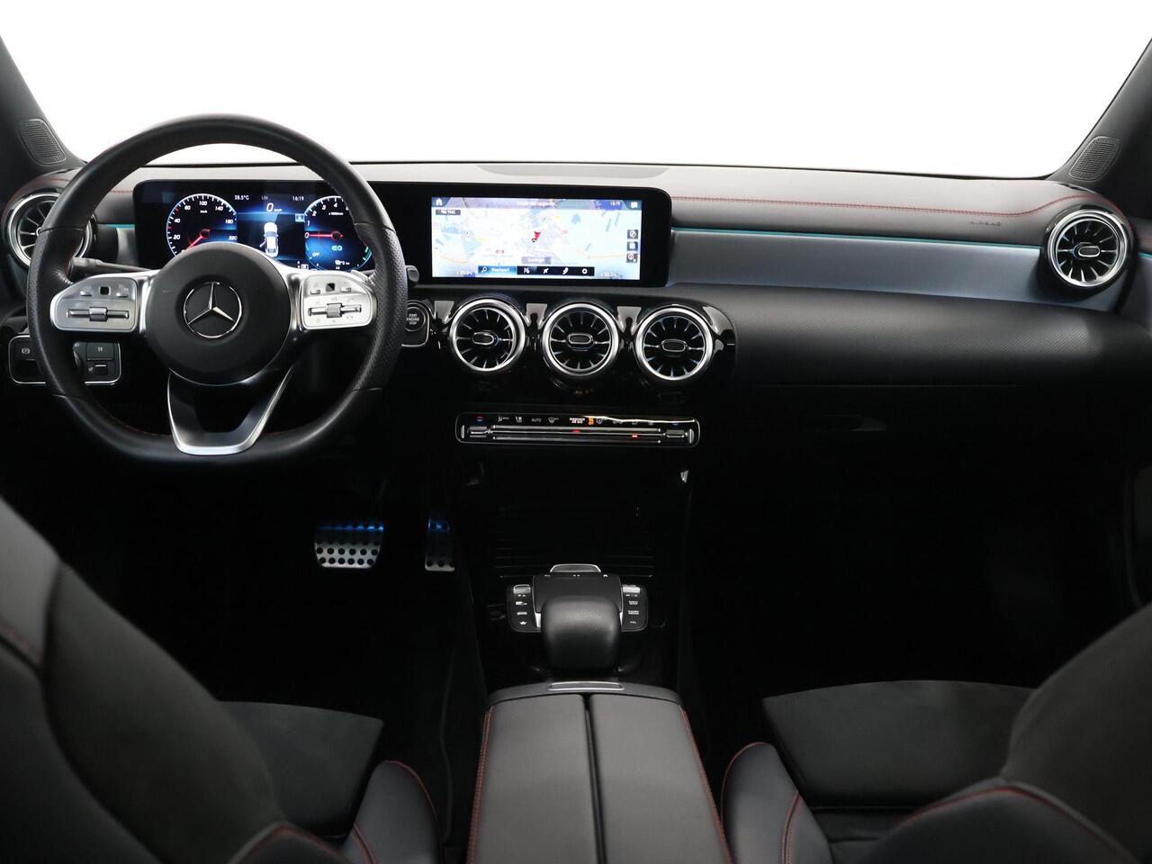 Mercedes-Benz CLA-KLASSE 250e Business Solution AMG Limited | Night | Panoramadak | Keyless | Stoelverwarming | Memory | Sfeerverlichting |