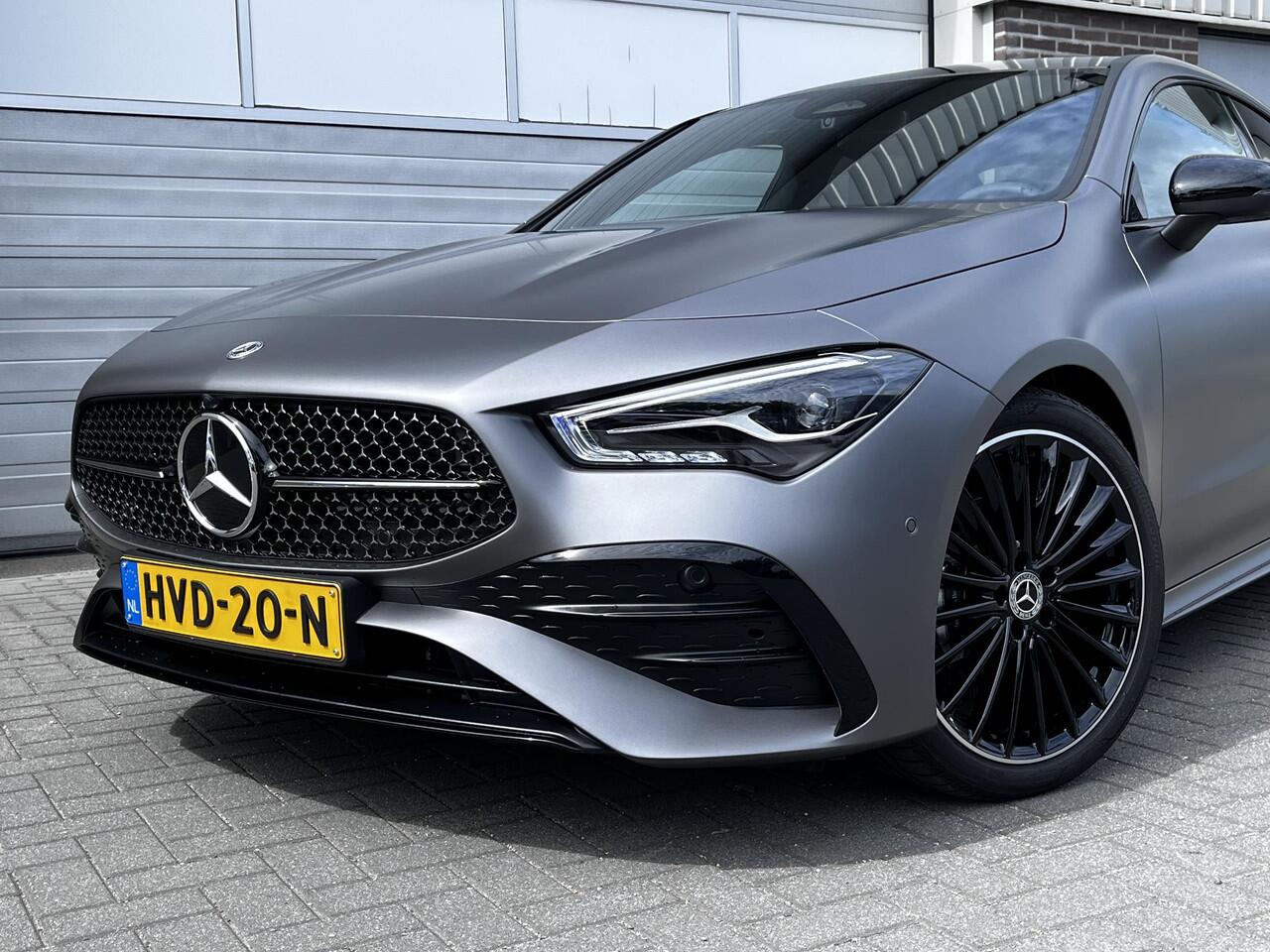 Mercedes-Benz CLA-KLASSE 180 Star Edition AMG | Matgrijs | Panoramadak | Night Pakket | Burmester Surround Sound | Dodehoekassistent | Apple CarPlay | Android Auto | Sfeerverlichting | Stoelverwarming | Achteruitrijcamera | Elektrisch Inklapbare Buitenspiegels
