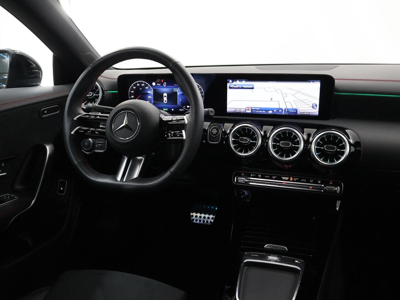 Mercedes-Benz CLA-KLASSE 250 e Star Edition AMG Line | Night | Panoramadak | Sfeerverlichting | Distronic | Stoelverwarming |