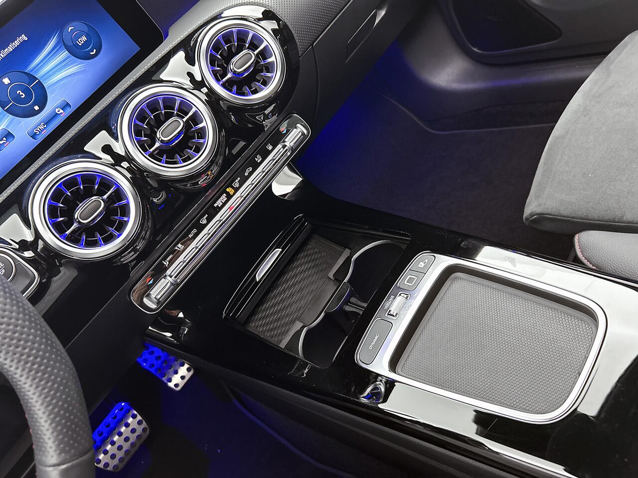 Mercedes-Benz CLA-KLASSE Shooting Brake 250 e Business Solution AMG AMG Line | Night Pakket |Panorama Schuif-Kanteldak | Memory Stoelen | Head-up display | Parkeerpakket met 360°-camera. Inclusief 24 maanden Mercedes-Benz Certified garantie voor Europa.