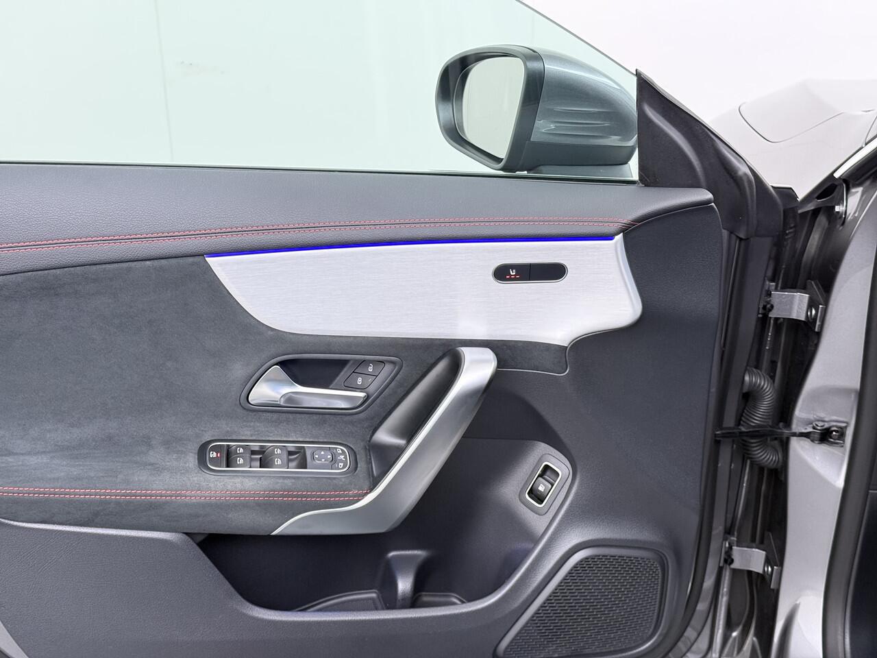 Mercedes-Benz CLA-KLASSE 250e AMG // Keyless Entry // Sfeerverlichting // Camera // 19" AMG Velgen // Apple Carplay // Android Auto // Privacy Glas