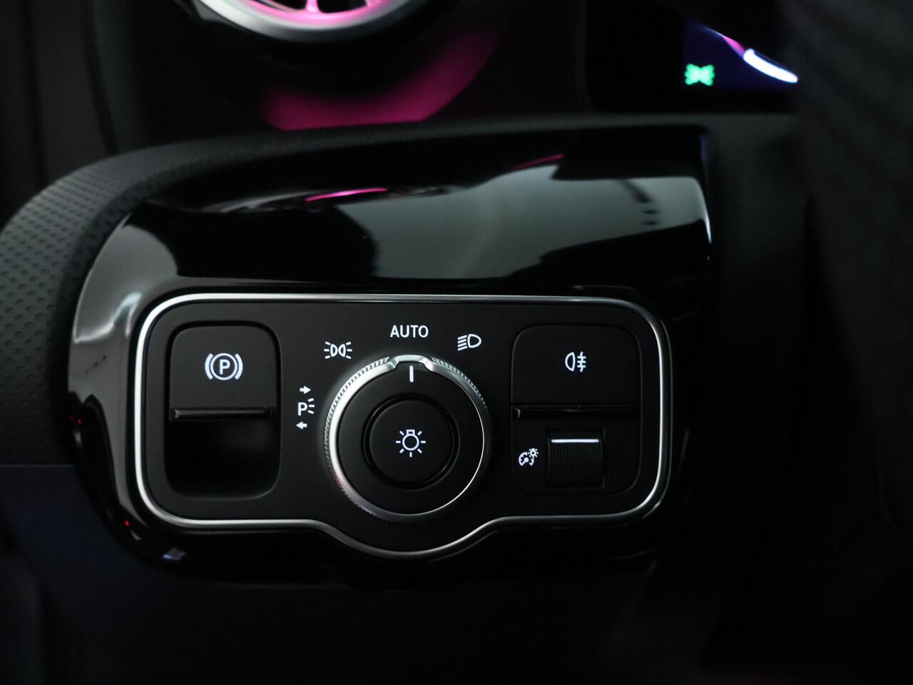 Mercedes-Benz CLA-KLASSE 250e Plug-In Hybride AMG | Panoramadak | Burmester® | Stuur en Stoelverwarming | Keyless Go | Dode Hoek Ass | Sfeerverlichting | Inclusief 24 maanden Mercedes-Benz Certified garantie voor Europa.