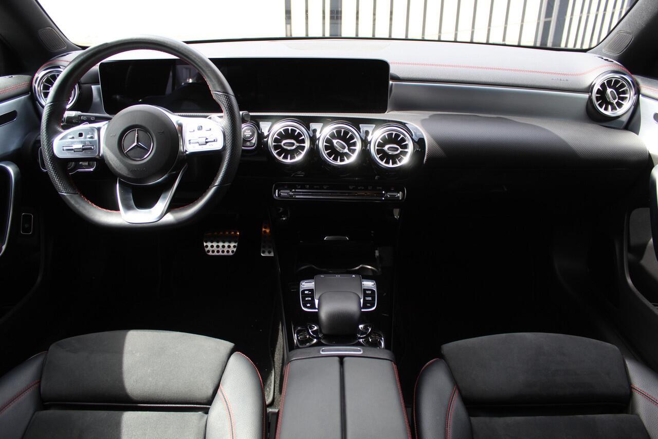 Mercedes-Benz CLA-KLASSE Shooting Brake 180 AMG Orig. Ned./Automaat/Apple carplay/Sfeerverlichting/Airco/Navigatie/Cruise control/Wide digital screen/Elektrische achterklep/Stoelverwarming/Keyless entry+start/Spiegels inklapbaar/Achteruitrijcamera/Lichtmetalen velgen