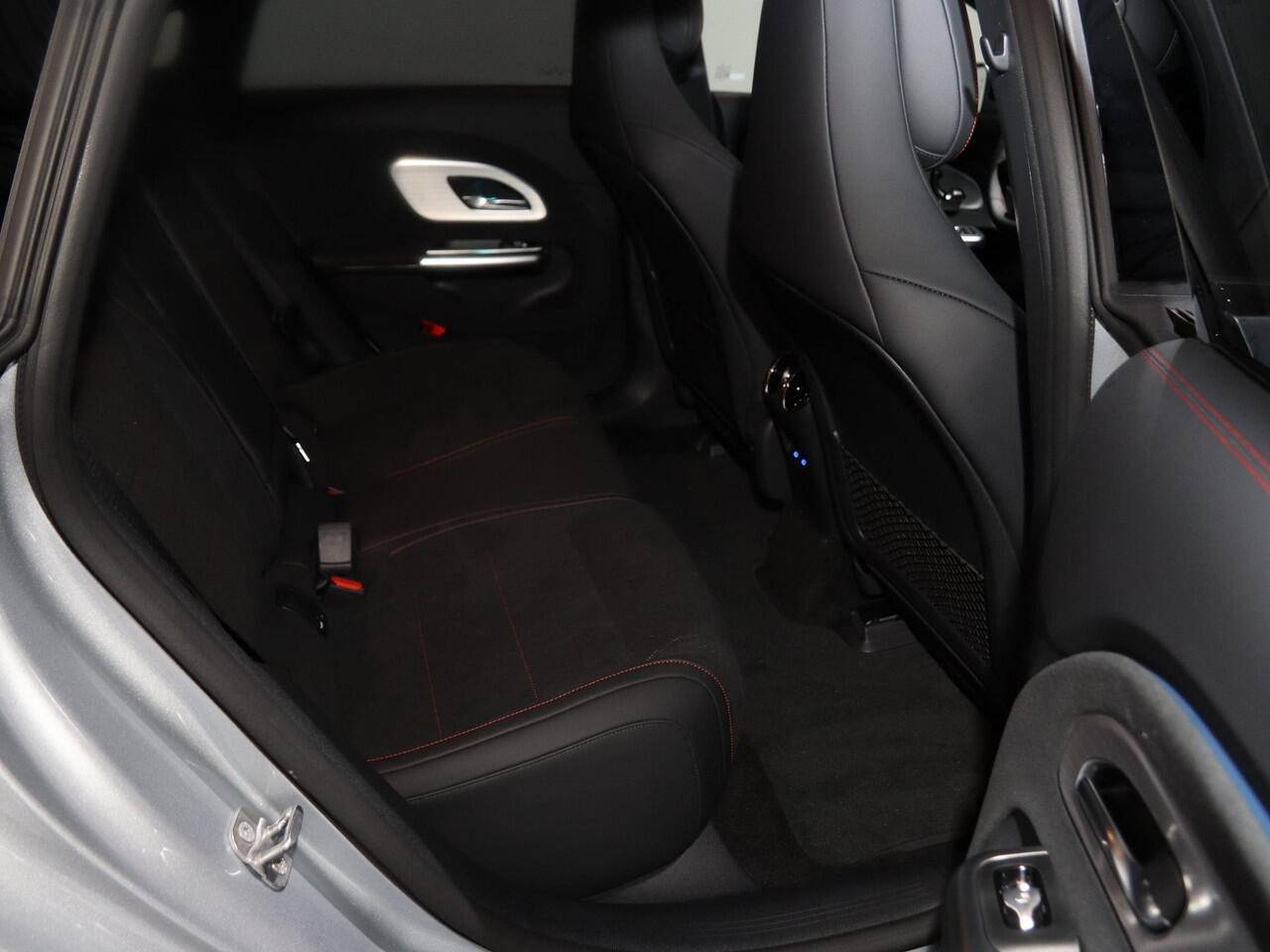 Mercedes-Benz CLA-KLASSE 250+ Launch Edition 85 kWh | Night | Panoramadak | DISTRONIC | Achteruitrijcamera | Dodehoekassistent |