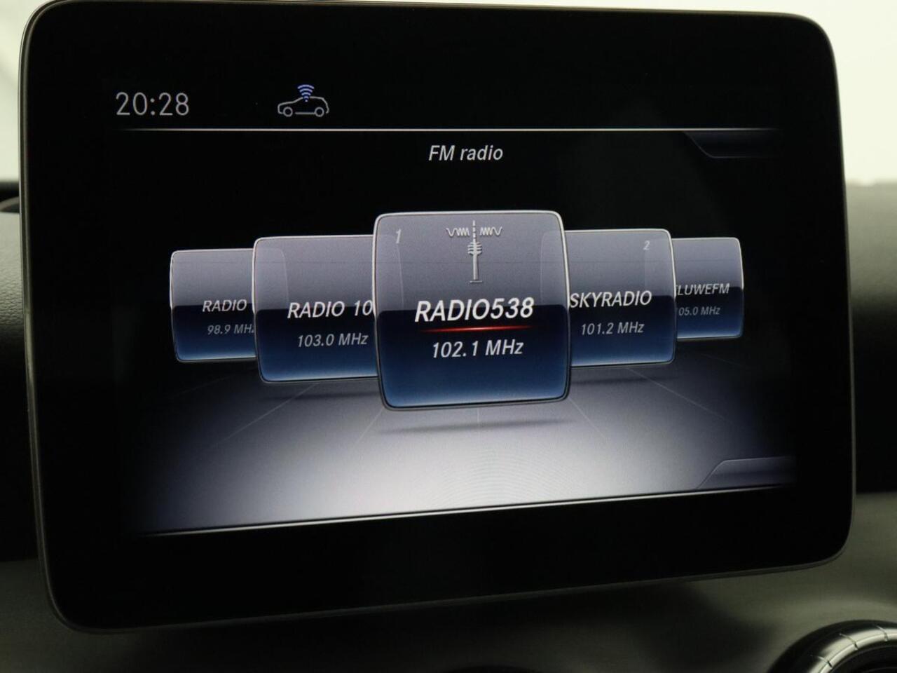 Mercedes-Benz CLA-KLASSE Shooting Brake 180 | Trekhaak | Camera | Navigatie | Leder | LED | Cruise control | Sportstoelen | LMV 18 inch