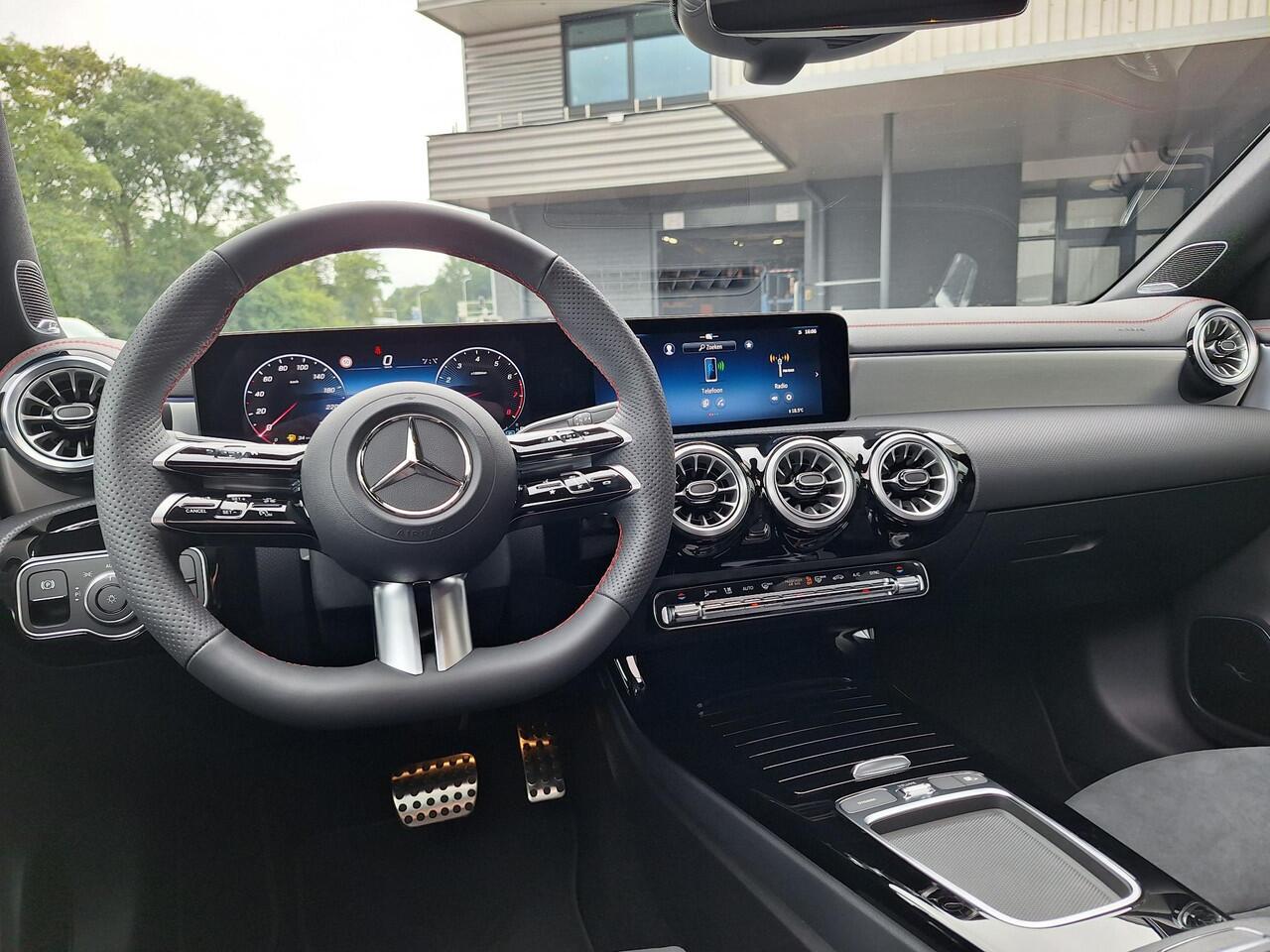 Mercedes-Benz CLA-KLASSE 200 AMG Line | Premium Pakket | Night Pakket | Winter Pakket | Panoramadak | Trekhaak | Burmester Surround Sound | MULTIBEAM LED Koplampen | Dodehoekassistent |