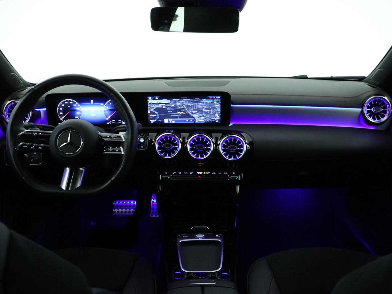 Mercedes-Benz CLA-KLASSE Shooting Brake 180 AMG Sfeerverlichting | AMG Styling | Achteruitrijcamera | KeylessGo | Inclusief 24 maanden MB Certified garantie voor Europa.