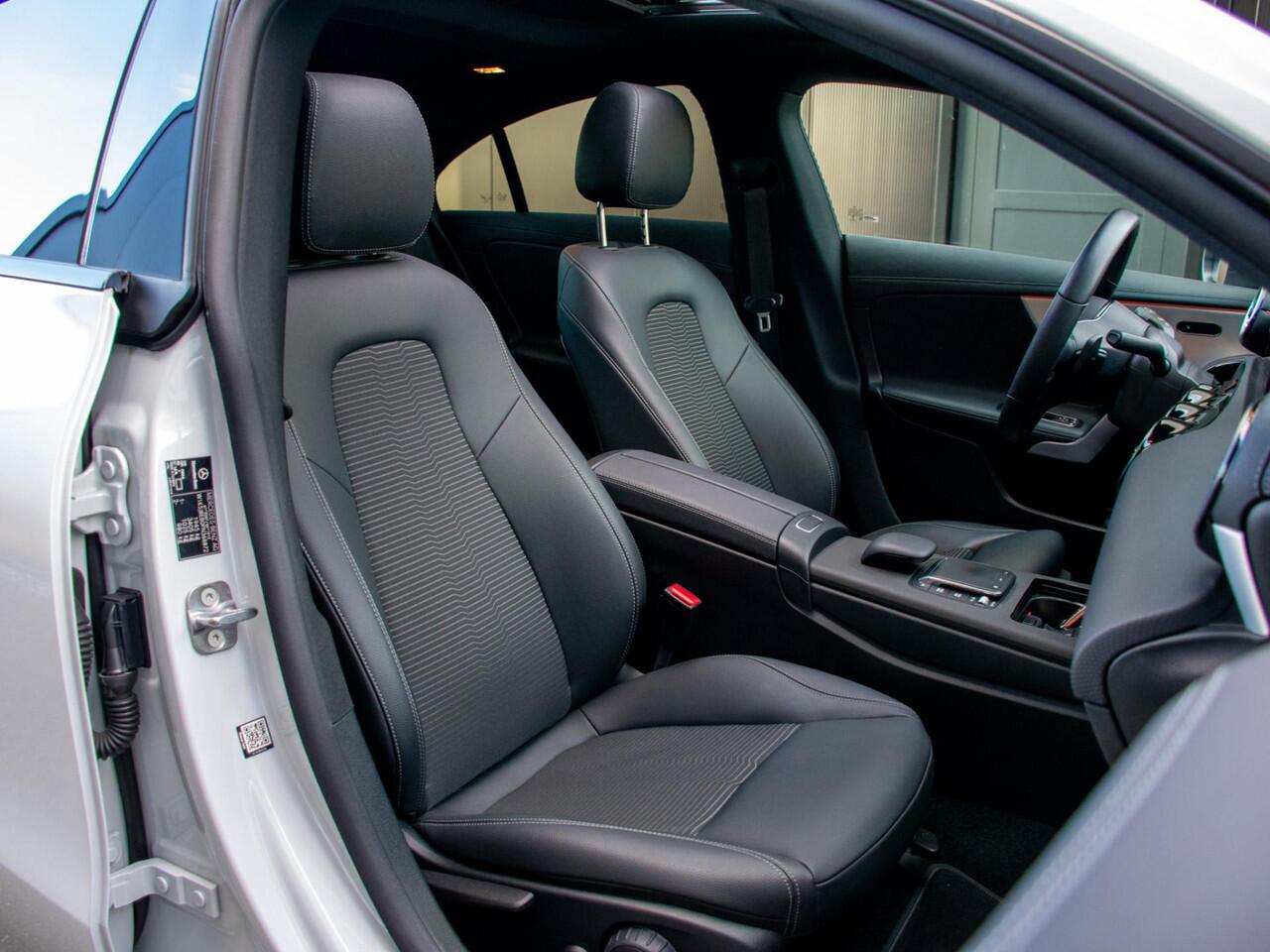 Mercedes-Benz CLA-KLASSE 180 AMG Line | Panorama dak | Adaptieve Cruise Control | Camera | 20"