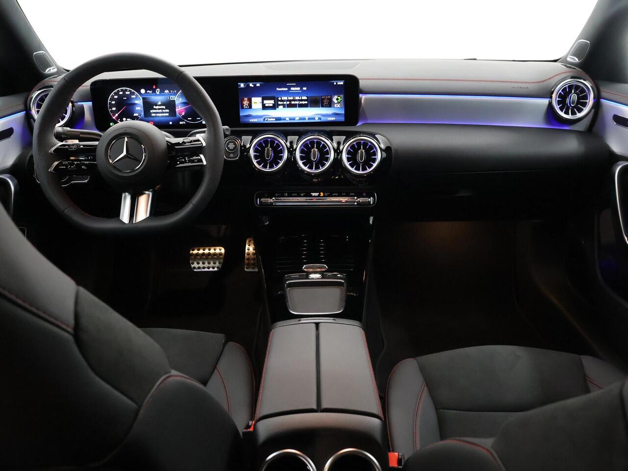 Mercedes-Benz CLA-KLASSE 180 Business Solution AMG | Panoramadak | Burmester | Rijassistentiepakket | Trekhaak | Techniek pakket | Sfeerverlichting | Stoel/stuurverwarming |