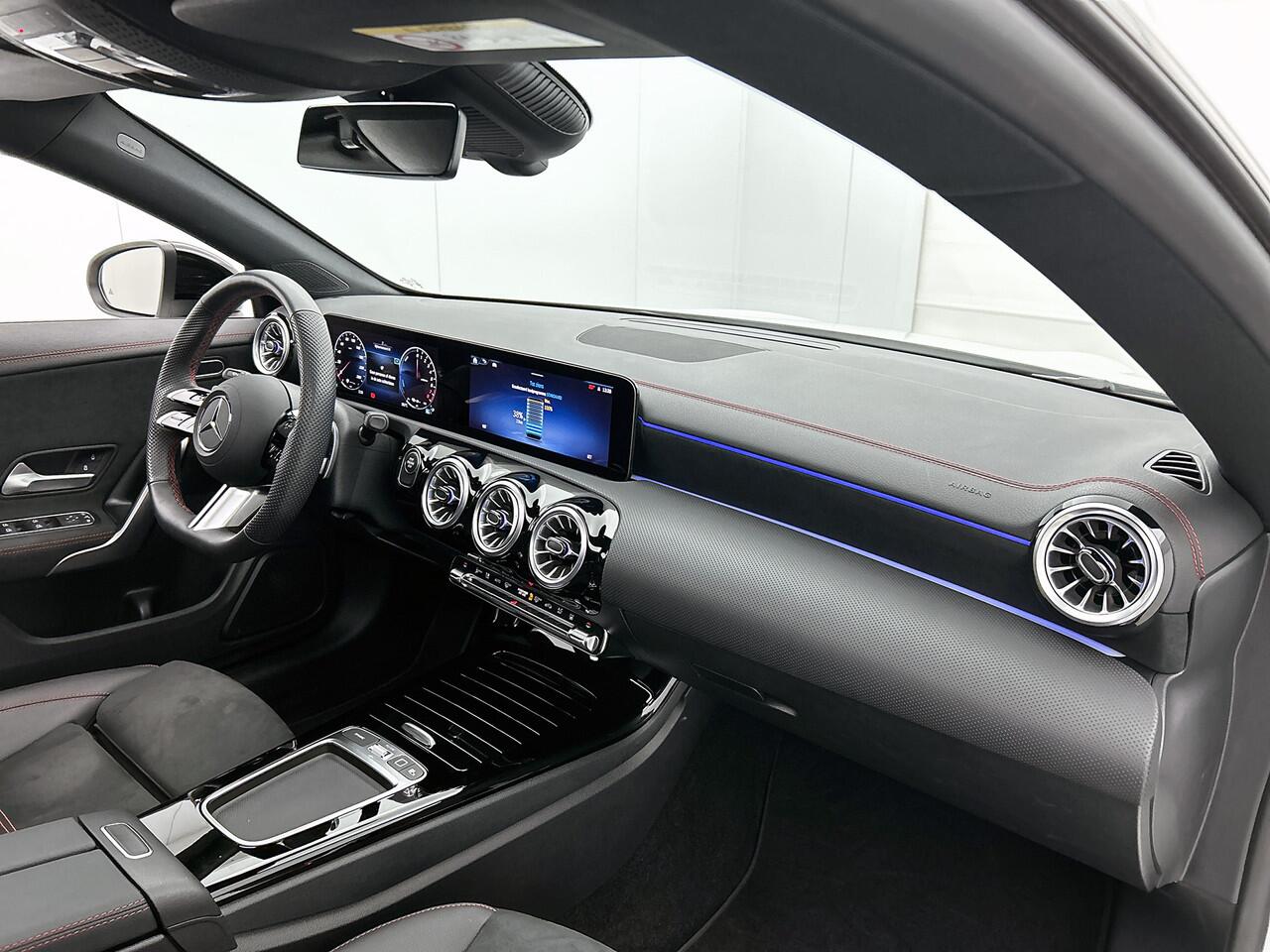 Mercedes-Benz CLA-KLASSE Shooting Brake 250 e AMG Plug-In Hybride Trekhaak | AMG Line | Panoramadak | Night Pakket | 19 Inch AMG Velgen | Stuur en Stoelverwarming. Inclusief 48 maanden MB Certified garantie voor Europa.