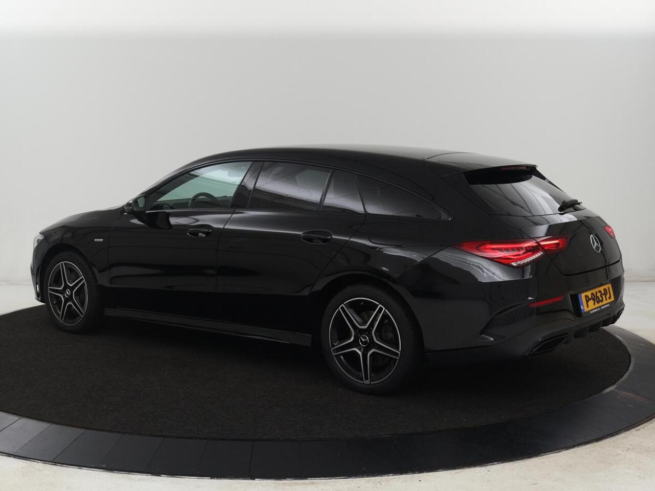 Mercedes-Benz CLA-KLASSE 250e AMG Line | Stoelverwarming | Carplay | Trekhaak | Leder/Alcantara | Navigatie | Full LED | Park Assist | Sfeerverlichting | Climate control | Cruise control | PHEV | Plug In