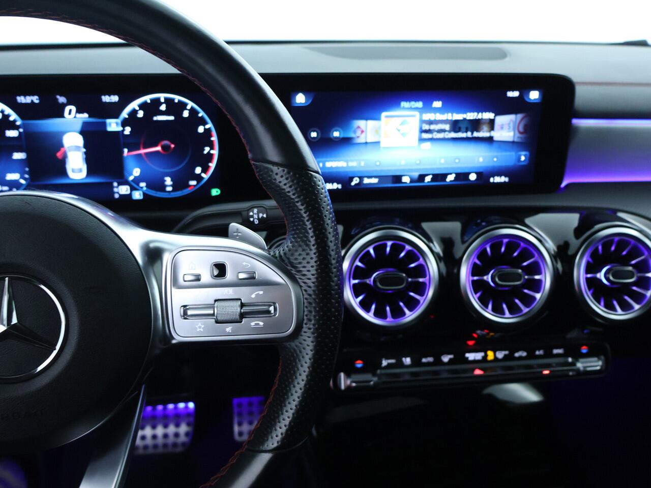 Mercedes-Benz CLA-KLASSE 180 AMG Nightpakket | Panoramadak | Sfeerverlichting | Memory | Keyless Go | Augmented Reality | Inclusief 24 maanden Mercedes-Benz Certified garantie voor Europa