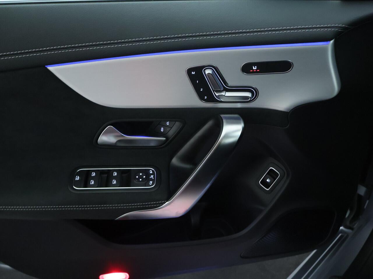 Mercedes-Benz CLA-KLASSE Shooting Brake 250 e Business Solution AMG | Trekhaak | AMG Line Plus pakket | Nightpakket | Parkeerpakket met 360°-camera | EASY PACK achterklep | Head-up display | Dodehoekassistent | Verwarmde stoelen vooraan |