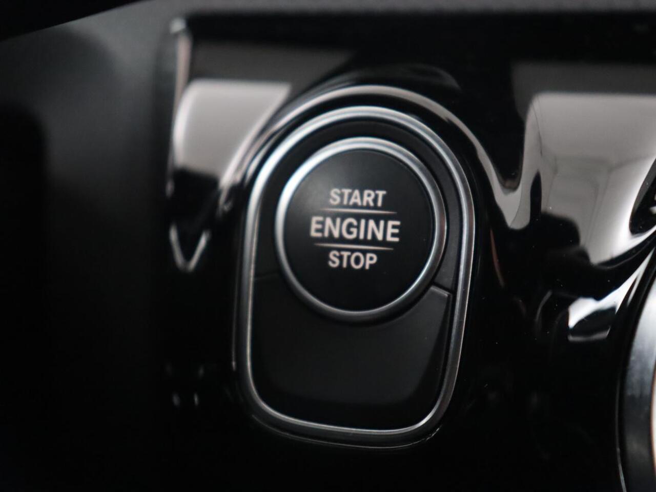 Mercedes-Benz CLA-KLASSE 250e AMG Line | Stoelverwarming | Carplay | Trekhaak | Leder/Alcantara | Navigatie | Full LED | Park Assist | Sfeerverlichting | Climate control | Cruise control | PHEV | Plug In