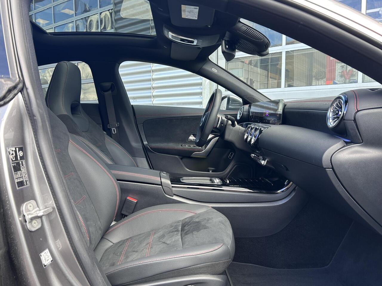 Mercedes-Benz CLA-KLASSE 250 e Star Edition AMG | Panoramadak | Apple CarPlay | Android Auto | Sfeerverlichting | Stoelverwarming | Parkeersensoren | Achteruitrijcamera | Elektrisch Inklapbare Buitenspiegels